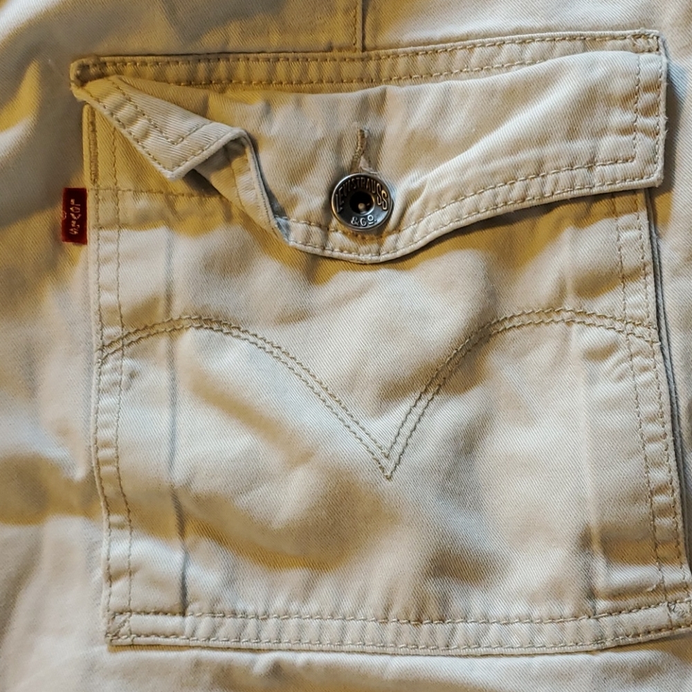 Levi's Men’s Cream Cargo Shorts - Classic Pocket Detail